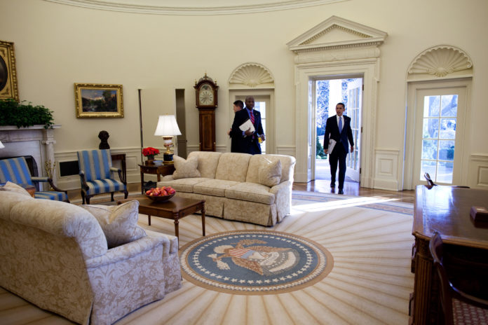 Obama_enters_the_oval_office